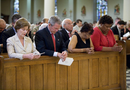 George_W__Bush_and_Laura_Bush_pray_at_New_Orleans'_St__Louis_Cathedral
